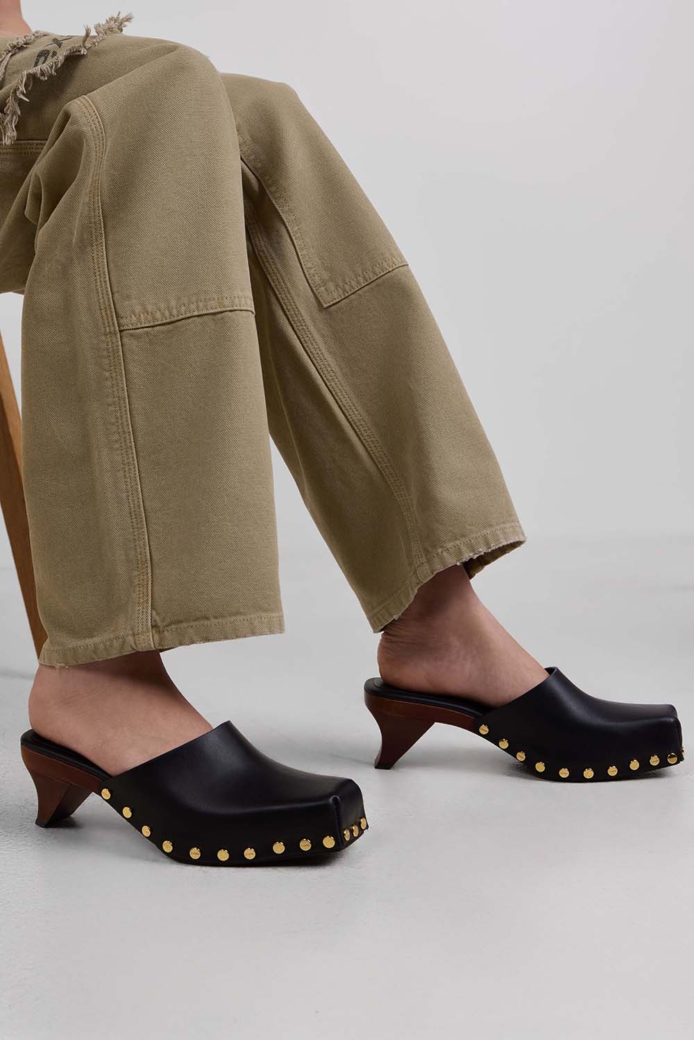 תמונת כל הלוק של כפכפי עקב מיולס